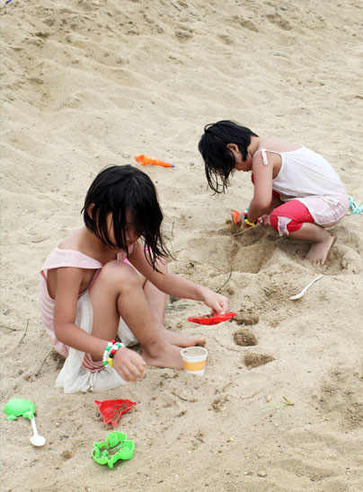 까치내유원지에서 모래놀이를 하는 아이들